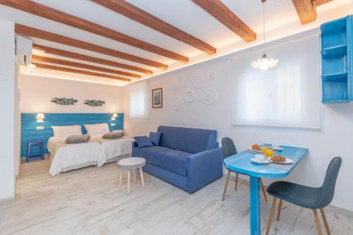 A seating area at CASA AZUL - Boutique Apartments by Casa del Patio