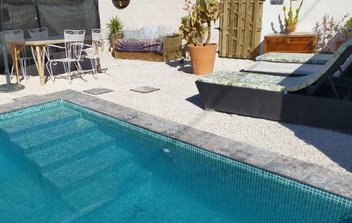 Piscina di Casa Eline de Lujo Casco Antiguo Altea piscina privada y jardin o nelle vicinanze