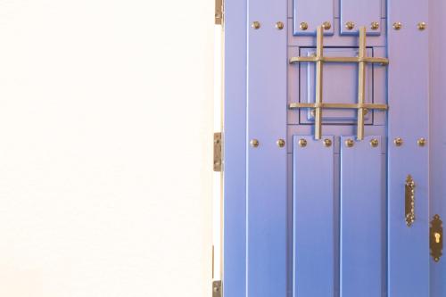 una porta blu con una scala sopra. di CASA AZUL - Boutique Apartments by Casa del Patio a Estepona