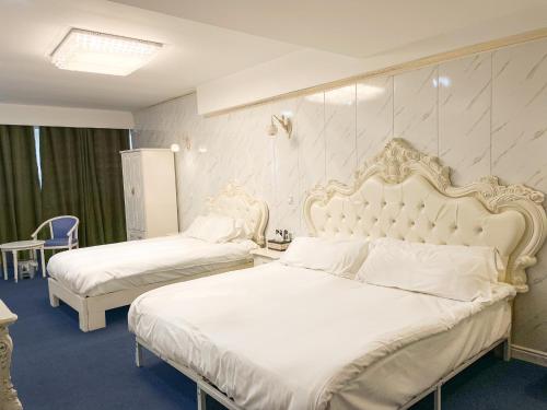a hotel room with two beds with white sheets at Hotel Aviación in Manises