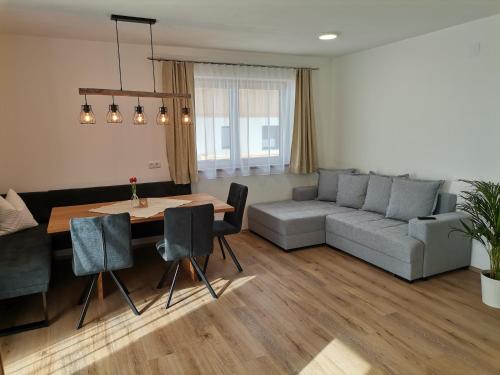 sala de estar con mesa y sofá en Apart Leibrecht, en Hainzenberg
