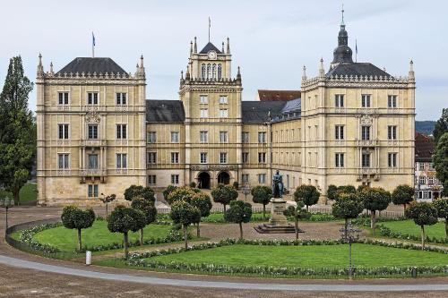 stary budynek z ogrodem przed nim w obiekcie Gästehaus "Rendezvous am Schlossplatz" w mieście Coburg