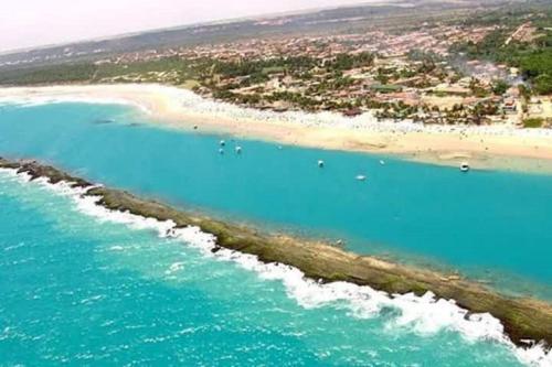 an aerial view of a beach and the ocean at Casa com Piscina em Condomínio Fechado na Praia do Francês in Marechal Deodoro