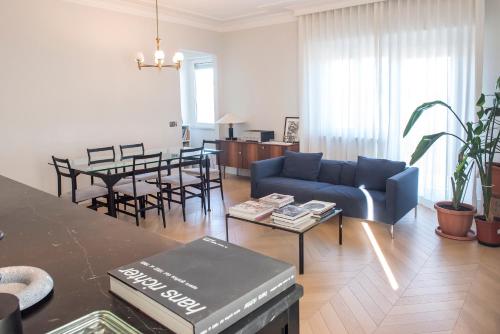 a living room with a blue couch and a table at N247 - Numana, meraviglioso quadrilocale in posizione strategica in Numana