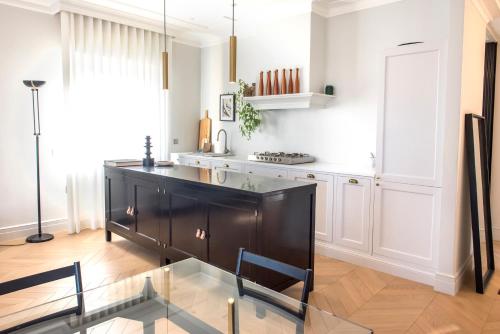 a kitchen with a table and chairs in a room at N247 - Numana, meraviglioso quadrilocale in posizione strategica in Numana