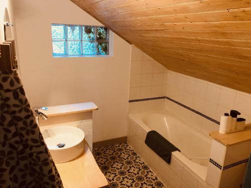 une salle de bain avec toilettes et baignoire dans l'établissement Domaine de BOURBACOUP, à Tulle