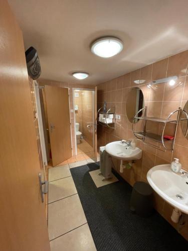 La salle de bains est pourvue de 2 lavabos et d'une douche. dans l'établissement Chata Matičiar, à Martin