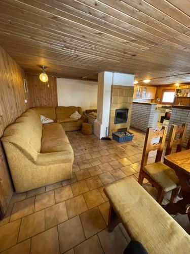 ein großes Wohnzimmer mit einem Sofa und einer Küche in der Unterkunft Chata Matičiar in Martin