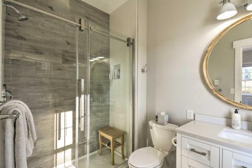 ein Badezimmer mit Dusche, Toilette und Waschbecken in der Unterkunft Gig Harbor House with Private Beach and Views! in Gig Harbor