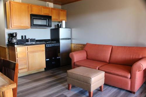 a living room with a couch and a kitchen at Canyon Lakeview Resort in Canyon Lake