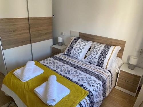 - une chambre avec un lit et des serviettes dans l'établissement La Casa de Pablo, à Cenes de la Vega