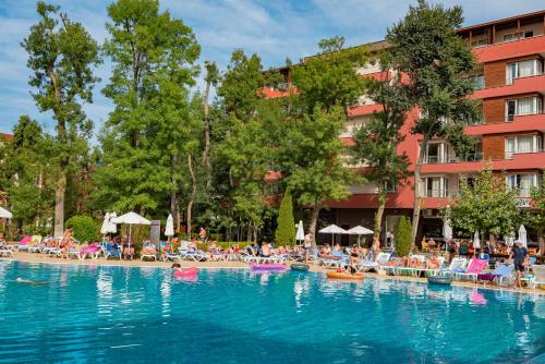 een groot zwembad met mensen in een hotel bij Menada Zornitsa Apartments in Sunny Beach
