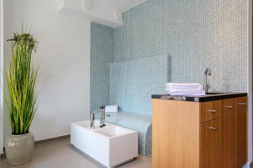 a bathroom with a sink and a bath tub at Apartmentvilla Anna See Apartmentvilla Anna See 1-17 in Langeoog