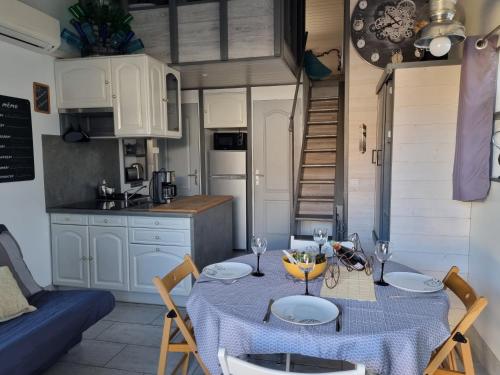 une cuisine avec une table et un chiffon bleu dans l'établissement Cosy kaz, à Bormes-les-Mimosas