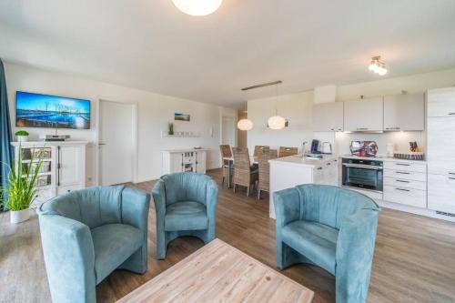 シリヒにあるNordsee Ferienpark Nordsee Ferienpark 47-3-nのリビングルーム(青い椅子2脚付)、キッチン