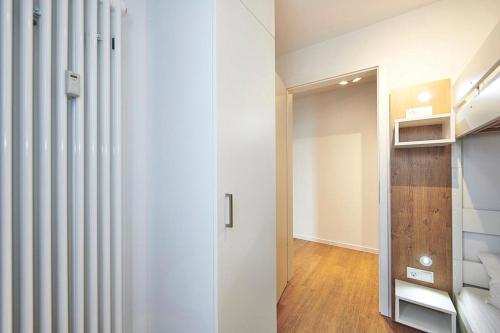 un couloir avec un radiateur blanc dans une pièce dans l'établissement Deichhäuser Anna Küste Deichhäuser Anna Küste 4-30, à Bensersiel