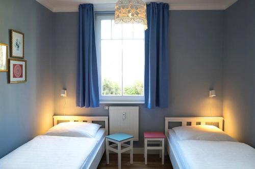 zwei Betten in einem Zimmer mit Fenster in der Unterkunft Apartment-Residenz Ostseestrand Apartment-Residenz Ostseestrand 11 in Kühlungsborn