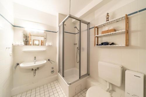 シリヒにあるHus Jadekieker Hus Jadekieker 03のシャワー、トイレ、洗面台を備えたバスルーム