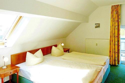 ein Schlafzimmer mit zwei Betten und einem Fenster in der Unterkunft Seehof Seehof 41 in Bansin