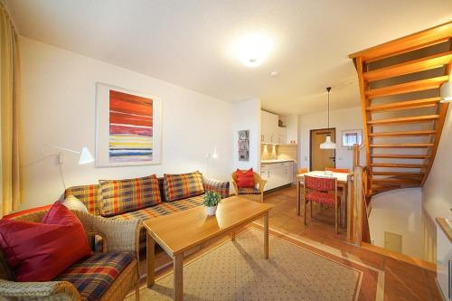 シリヒにあるHus Strandkieker Hus Strandkieker 05のソファ、ベッド、テーブルのあるリビングルーム