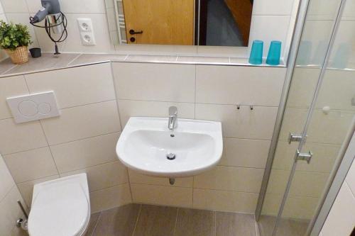 シリヒにあるHus Strandkieker Hus Strandkieker 05の洗面台とトイレ付きのバスルーム