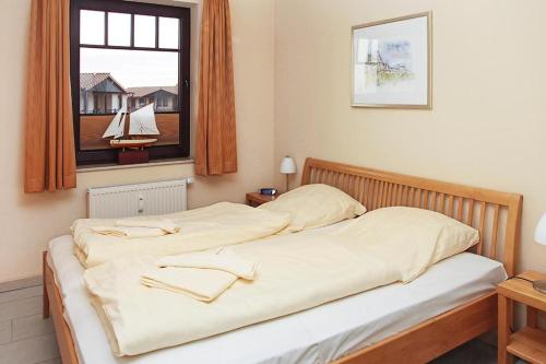 ein Schlafzimmer mit zwei Betten und einem Fenster mit einem Segelboot in der Unterkunft Urlaubsräume am Meer Urlaubsräume am Meer 3-15 in Fulgen