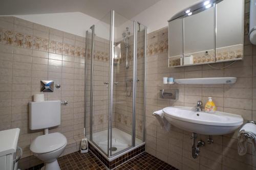La salle de bains est pourvue d'une douche, d'un lavabo et de toilettes. dans l'établissement Holiday Residenz Holiday Residenz A51, à Borkum