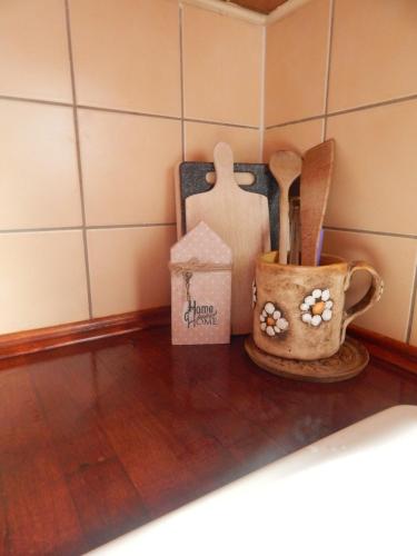 a kitchen counter with utensils and a mortar and pestle at Chalúpka u Fulov in Bziny