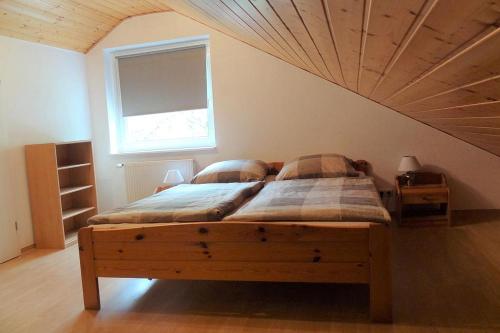 een slaapkamer met een groot bed en een houten plafond bij Urlauberdorf Urlauberdorf 43a in Boltenhagen