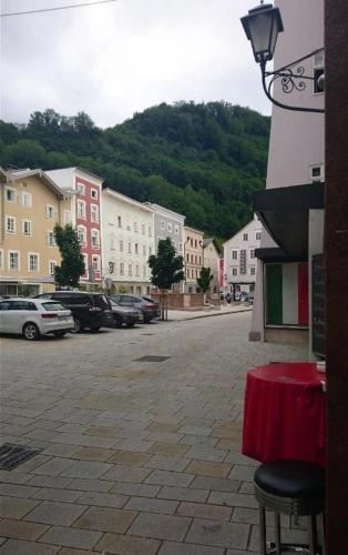 a city street with buildings and a table and chairs at Stadtwohnung Franz bis 6 Personen Hallein bei Salzburg in Hallein