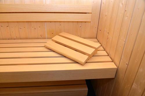 eine Sauna mit zwei Holzelementen darüber in der Unterkunft Resort Deichgraf Resort Deichgraf 27-13 in Wremen