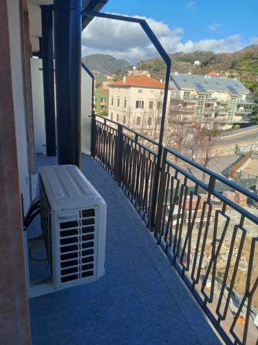 um ar condicionado sentado na varanda de um edifício em Appartamento Pleiadi em Finale Ligure