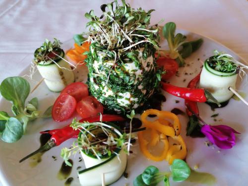 GrubbergにあるWinzerei Schoberのテーブルの上に野菜が添えられた料理の皿
