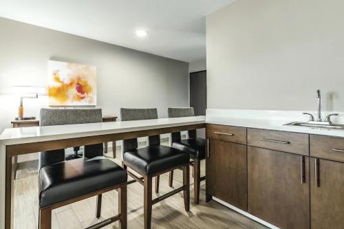 Kuchyň nebo kuchyňský kout v ubytování La Quinta by Wyndham Seattle Federal Way