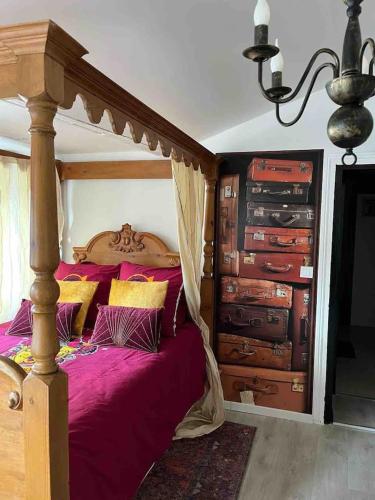 - une chambre avec un lit à baldaquin et une commode dans l'établissement Harry Potter Studio à Blois, à Blois
