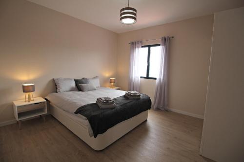 Un dormitorio con una cama grande y una ventana en Pedreira apartment en Calheta