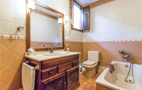 ein Badezimmer mit einem Waschbecken, einer Badewanne und einem WC in der Unterkunft Nice Home In Iznajar With Private Swimming Pool, Can Be Inside Or Outside in Iznájar