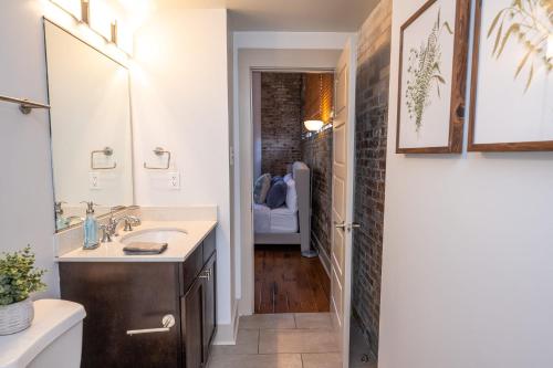ein Bad mit einem Waschbecken und einem Spiegel in der Unterkunft French Quarter Delight 8 in New Orleans