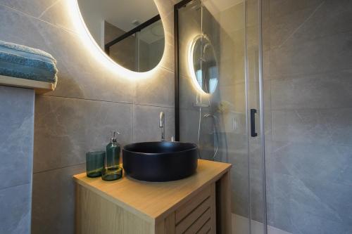 y baño con lavabo y ducha. en La Villa Bérénice - "Le Duplex" en coeur de ville, en Saint-Amand-les-Eaux