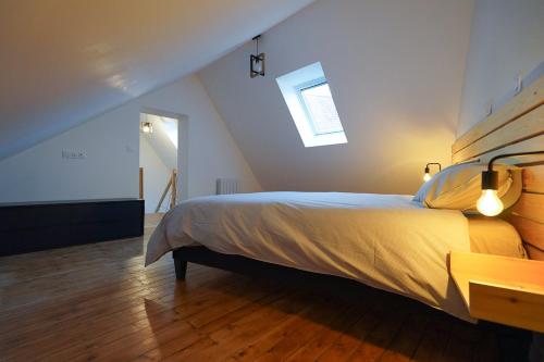 ein Schlafzimmer mit großem Bett und Fenster in der Unterkunft La Villa Bérénice - "Le Duplex" en coeur de ville in Saint-Amand-les-Eaux