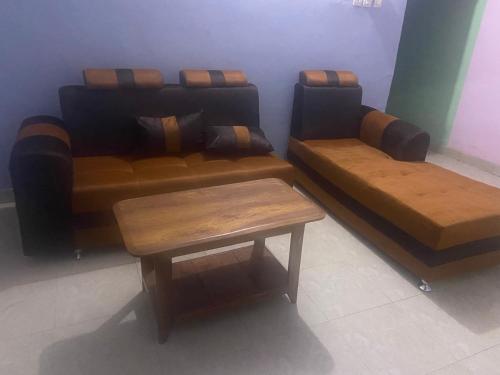 a living room with a couch and a table at Appartement et Chambres in Bamako