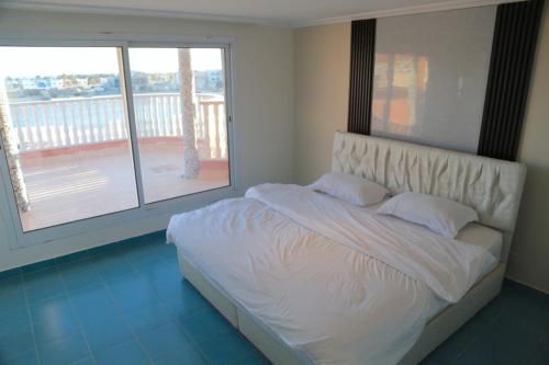 Un pat sau paturi într-o cameră la Bana Bana Resort