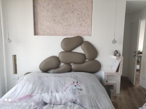um monte de almofadas em cima de uma cama em Albero della vita em Spotorno