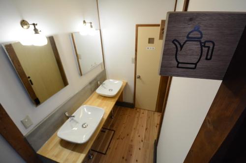 bagno con lavandino e specchio di Guesthouse giwa - Vacation STAY 23190v a Mishima