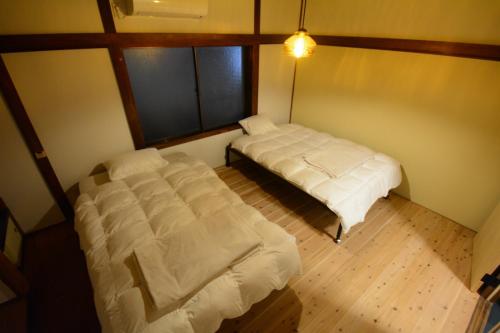 una camera con due letti e una finestra di Guesthouse giwa - Vacation STAY 23190v a Mishima