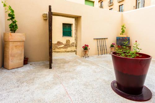 a courtyard with potted plants in a building at RIOJA VALLEY Apartamentos en el corazón de La Rioja in Cenicero