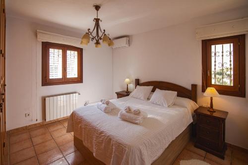 Un pat sau paturi într-o cameră la Villa Es Socorrat