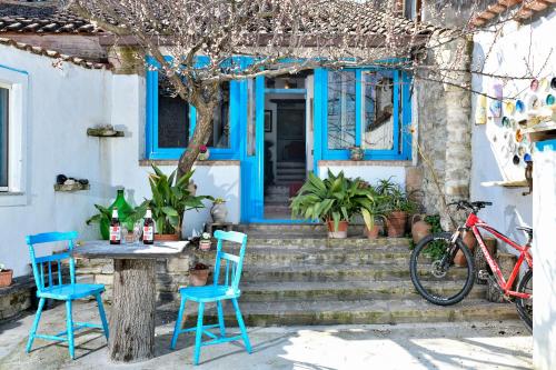 a blue house with a table and two blue chairs at La Pergola in Gergei
