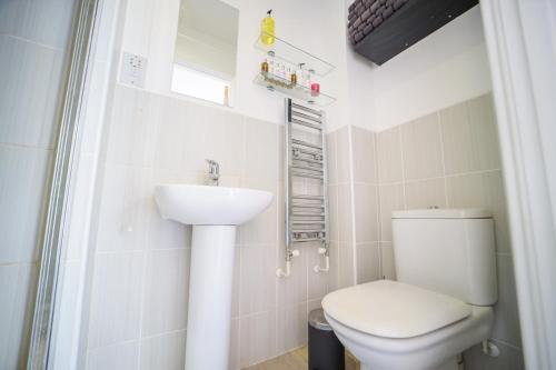uma casa de banho com um WC e um lavatório em 3 bedroom house in Birmingham City centre - Sleeps 6 (Netflix included) em Birmingham
