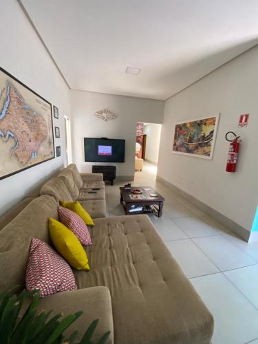 - un salon avec un canapé et une télévision dans l'établissement Pousada Maktub, à Carolina